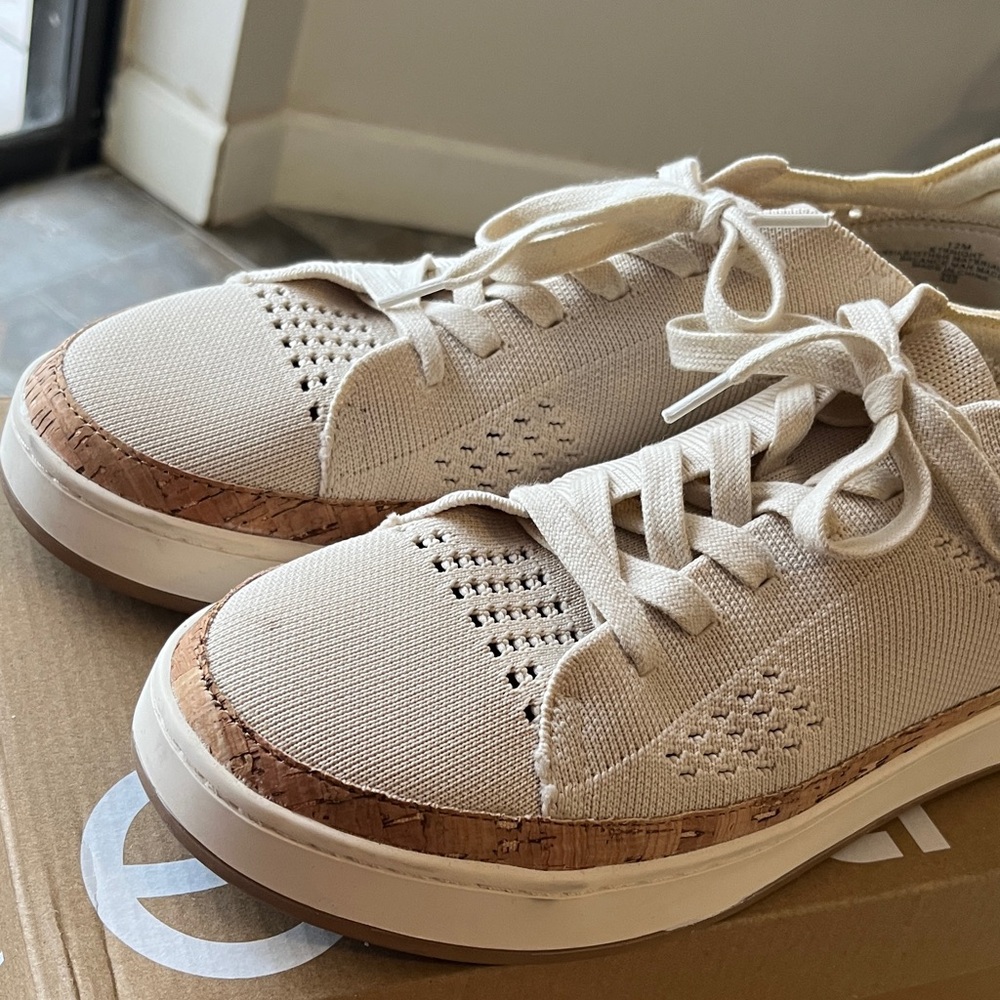 Cute women’s sneakers size 12! - Picture 8 of 9